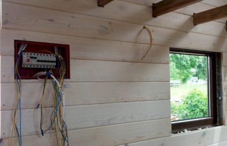 Electricite de la Tiny House en cours d'installation. Coffret aux Normes CE