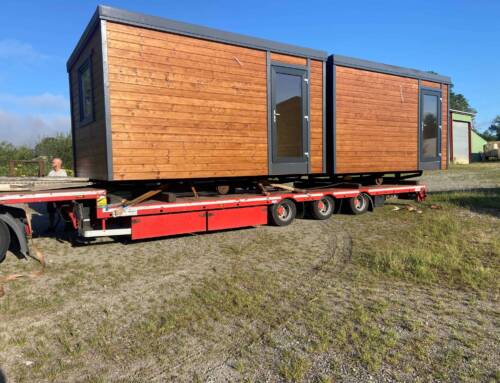 Deux nouveaux bureaux en bois qui viennent d’arriver à l’entreprise : Prêt à être livrés…